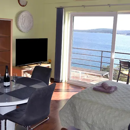 Διαμέρισμα Romana - Seafront Tisno